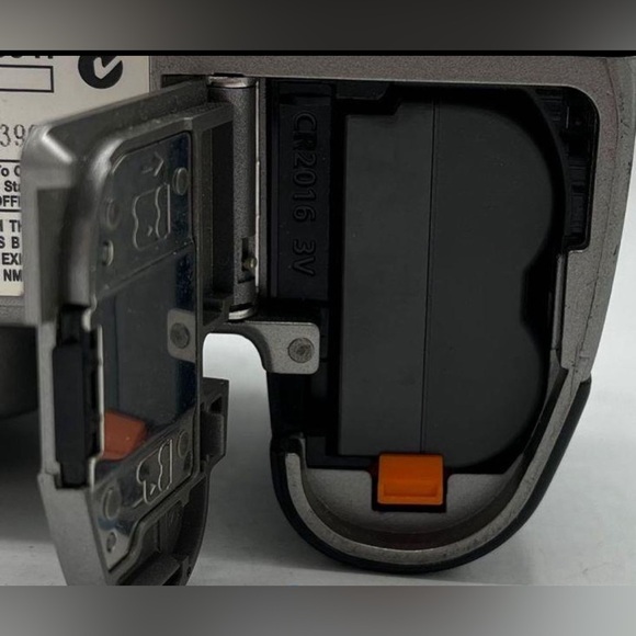 CANON 📷 EOS Digital Rebel 6.3MP Camera /EOS 300D - DS6041 With Charger- Silver - Picture 6 of 9